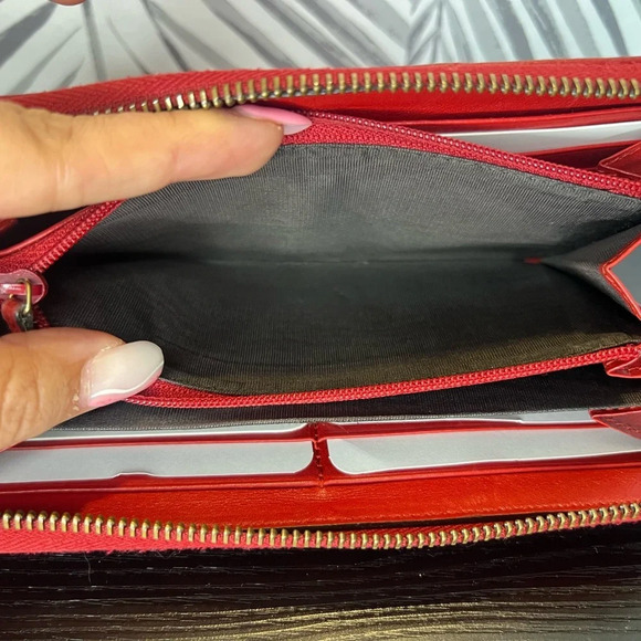 🔥 GUCCI
Calfskin GG Marmont Zip Around Wallet Hibiscus Red - Picture 13 of 14